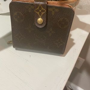 ♥️SALE♥️Authentic Louis Vuitton zip a round wallet